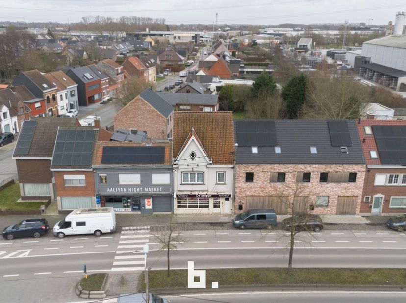 Traiteurzaak met woonst (183m²) en atelier (40m²). De woning  heeft een grote leefruimte, 3 ruime slaapkamers en een zuidgericht terras.<br />
Deze ei
