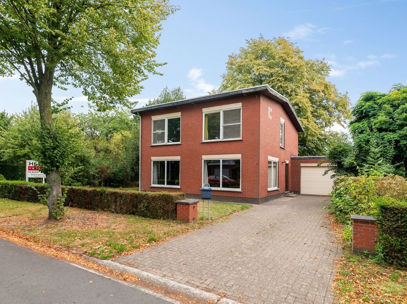 Spacieuse maison familiale à rafraîchir, comprenant 5 chambres, un garage intégré et un jardin, située au bout d'une impasse, à deux pas de la Kalmtho