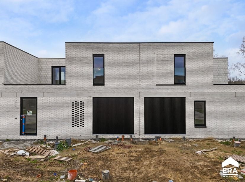 [[ DIT PAND NEEMT DEEL AAN DE ERA OPEN HUIZEN DAG OP 13/6 VAN 14:30 TOT 15:30 ]] Moderne nieuwbouwwoning met 3 slaapkamers, inpandige garage en tuin o