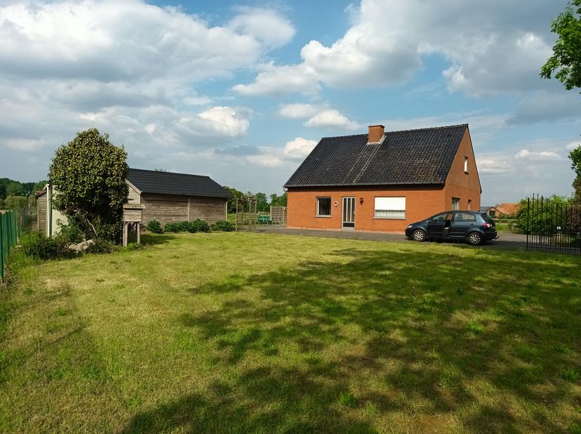 Uit de hand te koop. Op te frissen woning op 8.500 m2 met uitzonderlijk zicht op de weide en de stal. We werken niet met een richtprijs. Er wordt een