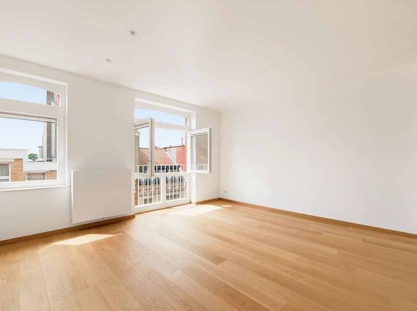 Victoire - Junot a le plaisir de vous présenter ce charmant triplex complètement rénové en profondeur dans une petite copropriété de 2 unités. Avec so