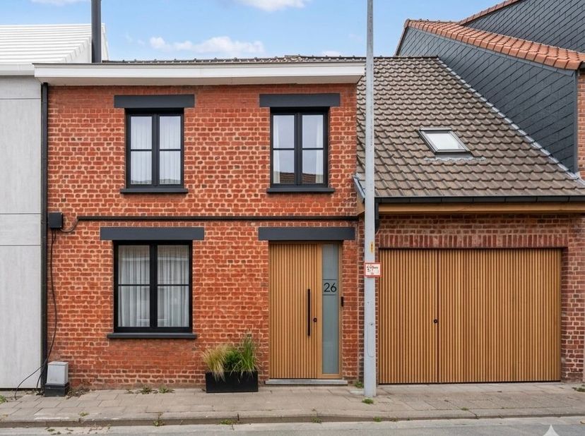 Te renoveren woning met tuin en garage in het hart van Watou<br />
Deze op te frissen woning met tuin en garage is gelegen in de gezellige dorpskern v