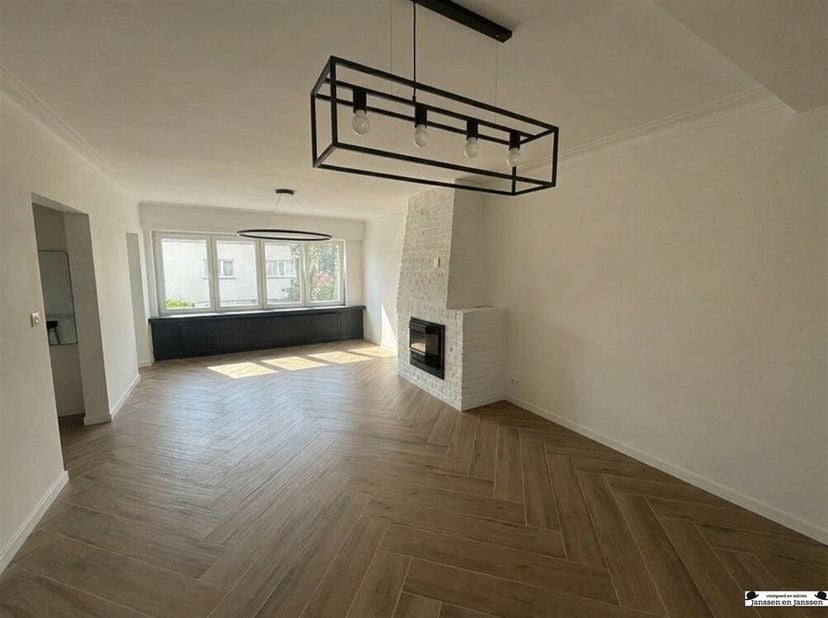 Propriété située au centre, près du centre de Brasschaat.<br />
Vous entrez dans la propriété par un hall d'entrée spacieux avec vestiaire séparé, un
