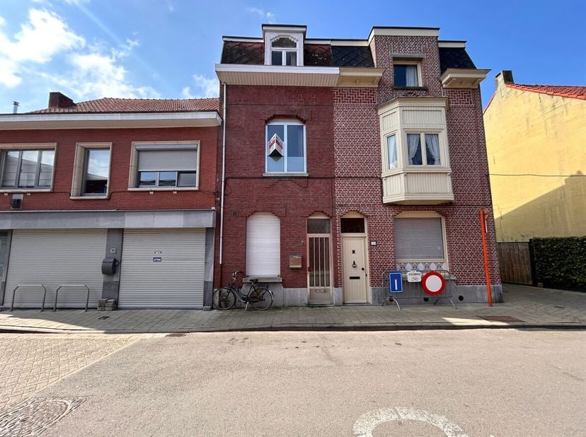 Stadswoning met 3 slaapkamers<br />
Ligging:<br />
De woning is gelegen op een centrale en vlot bereikbare locatie in Turnhout. Dankzij de nabijheid v