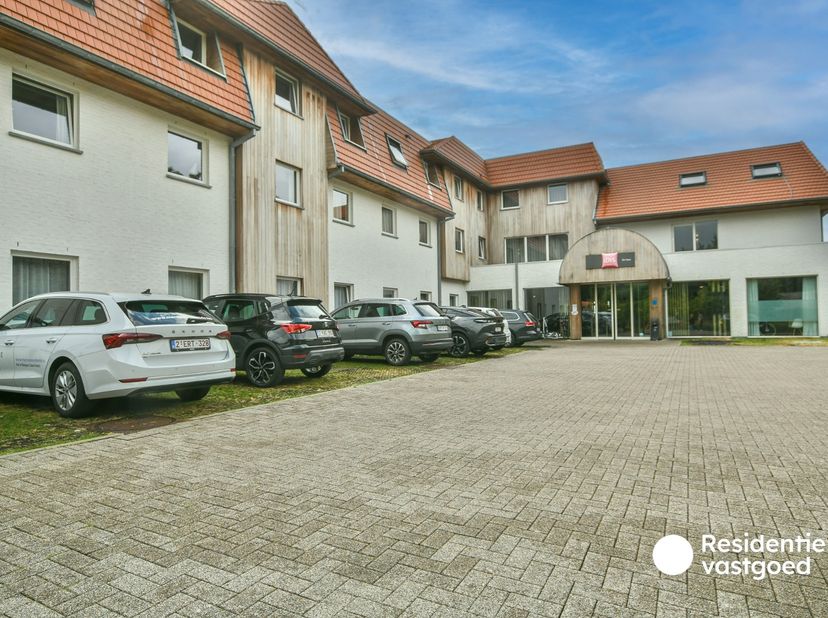 Te koop: drie staanplaatsen (P16 – P17 – P18), strategisch gelegen aan het Ibis Hotel in De Haan. Een interessante opportuniteit voor investeerders di