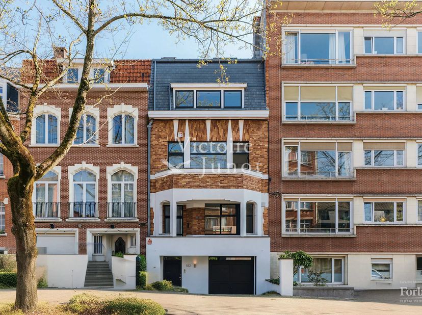 Victoire Junot biedt dit elegante vrijstaande huis aan, ideaal gelegen in de zeer gewilde wijk Coghen.<br />
Dit huis uit de jaren 30, volledig gereno