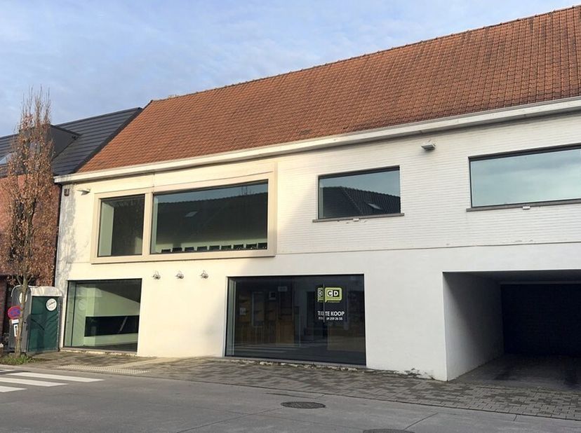 530m² winkelruimte met 340m² garage/opslagruimte op een perceel van 907m²<br />
Ligging: op de grens van Merelbeke en Melle met vlotte verbinding naar