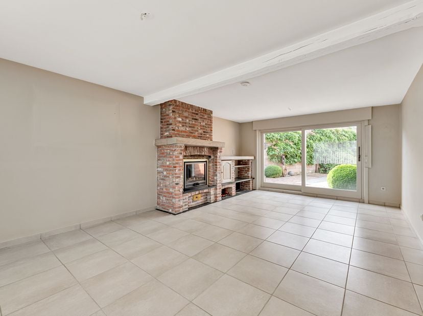 Goed onderhouden woning met diepe tuin zoekt nieuwe eigenaars!<br />
We betreden de woning via de ruime inkomhal. Vervolgens komen we in de leefruimte