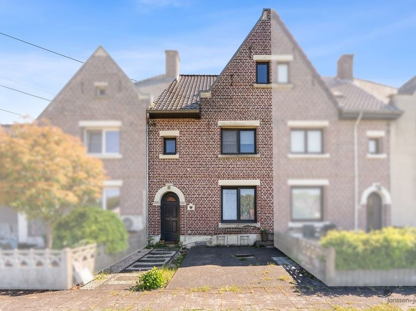 Cette charmante maison mitoyenne (EPC C, 294kwh/m²) dans le village accueillant de Waterschei, située à Wilderozenlaan 19, combine un charme authentiq