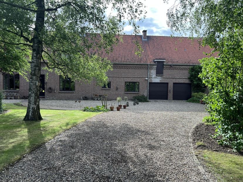 Langgevelhoeve gelegen op een mooie locatie met weids  uitzicht over de velden. Mogelijkheden tot uitbreiding . <br />