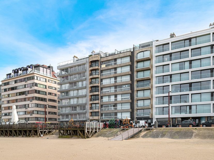 Fantastisch gerenoveerd appartement met panoramisch zeezicht. Het appartement is ideaal gelegen tussen het Lichttorenplein en het Albertplein, op wand