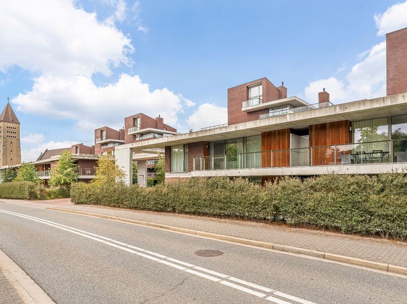 Exclusief  luxe gelijkvloers appartement (110 m²) met twee ruime terrassen gelegen in het centrum van Genk, inclusief ruime staanplaats en ruime kelde