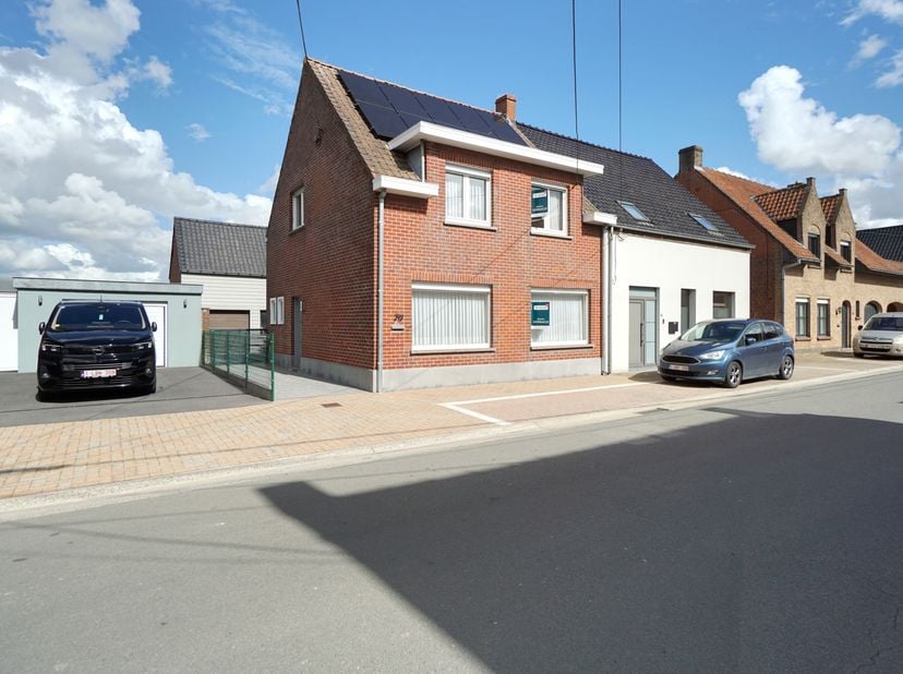 Deze verzorgde halfopen bebouwing bevindt zich op een mooi perceel van ca. 360 m² in het landelijke Kortemark.<br />
De woning biedt verrassend veel r