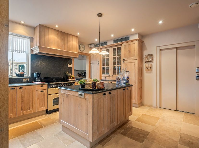 - Recente, halfopen woning op een topligging in Ieper: Kunstenlaan 12 (bouwjaar 2013)<br />
- Instapklaar, afgewerkt met hoogwaardige materialen<br />