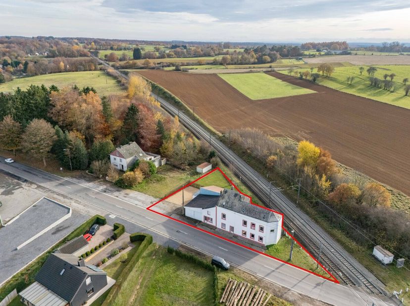 ERA B-LUX biedt u deze te renoveren woning aan, ideaal gelegen vlak bij Florenville, winkels en belangrijke verbindingswegen. Gelegen in het dorp Izel
