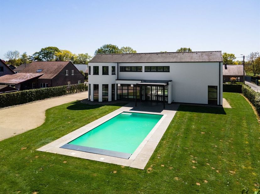 Tijdloze villa met zwembad, bijgebouw en weiland in Koerse<br />
l<br />
Deze ruime en verzorgde villa ligt rustig in een groene omgeving op een perce