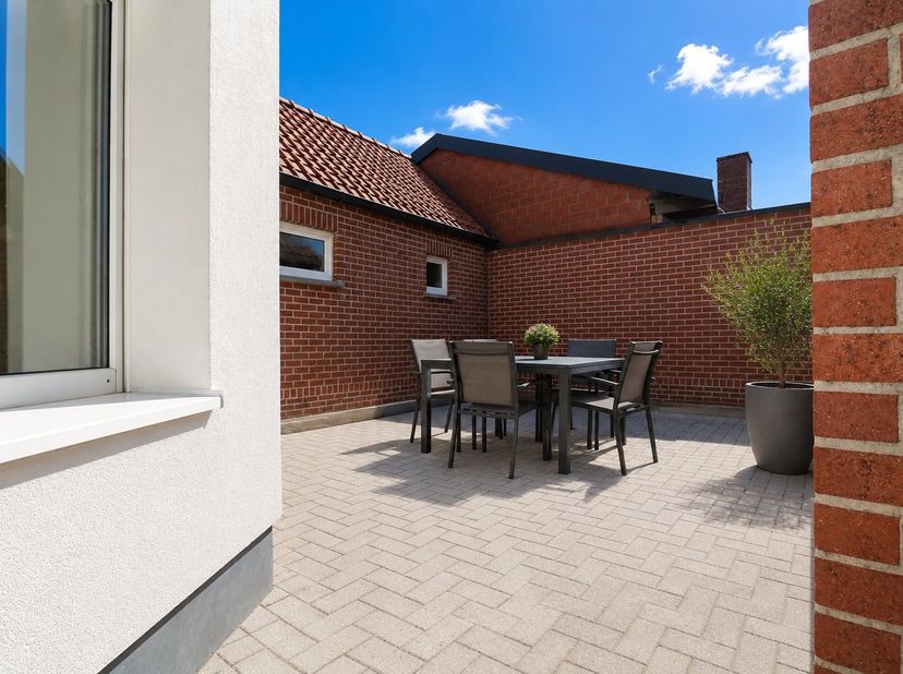 Bent u op zoek naar een instapklare huurwoning waar comfort en kwaliteit centraal staan? Deze volledig gerenoveerde woning in Adegem werd zowel binnen