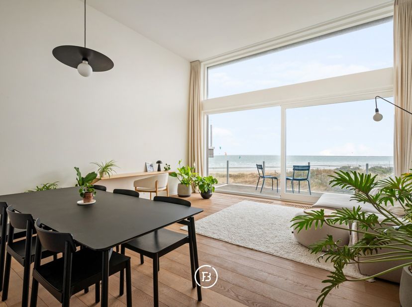 Gelegen op een uitzonderlijke locatie midden in de duinen, met zeezicht en een private toegang tot het strand, bevindt zich dit uniek appartement. Een
