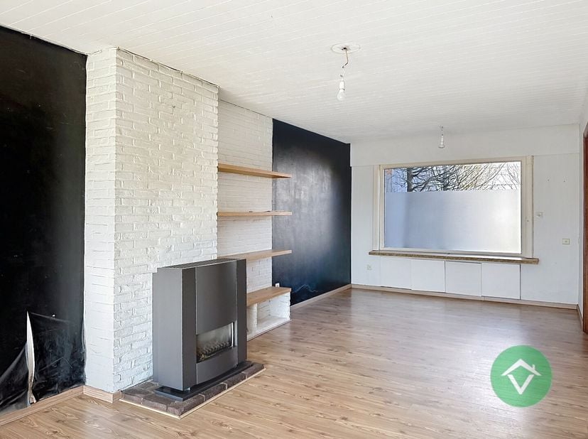 Deze woning is gelegen op een perceel van 687 m² en combineert een rustige ligging met een vlotte bereikbaarheid. Ideaal voor wie comfortabel wil wone