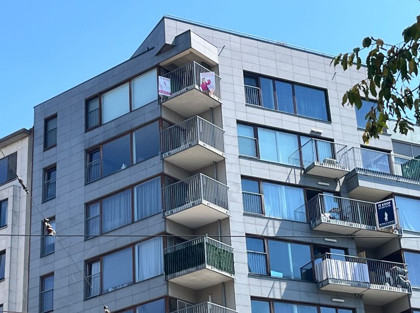 Stijlvol 2-slaapkamerappartement met exclusief dakterras ( 50m2), terrasje aan de woonkamer en ondergrondse auto staanplaats<br />
<br />
 (exclusief