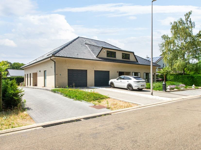 Halfopen gezinswoning met inpandige garage op een rustige toplocatie in Maasmechelen <br />
<br />
Bent u op zoek naar een instapklare gezinswoning