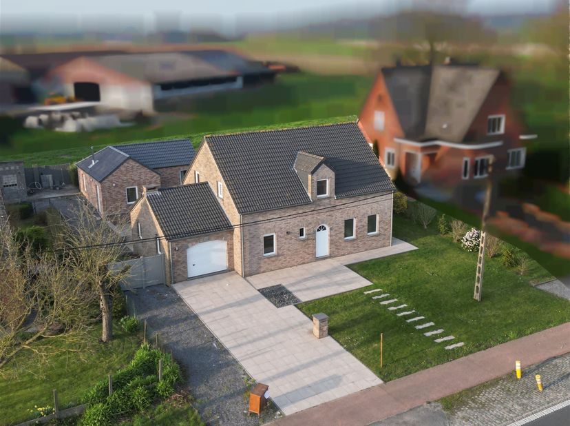 Zeer aantrekkelijke villa uit 2010 gelegen tussen Doornik en Leuze-en-Hainaut met bijgebouw van +/- 41 m², ideaal voor een onafhankelijk/liberaal bero