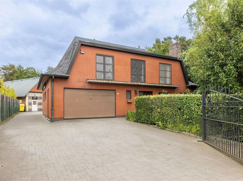 Woning met 4 slaapkamers en achtergelegen bijgebouw te Heist-op-den-Berg. <br />
Het pand is gelegen op een boogscheut van het centrum van Heist-op-de