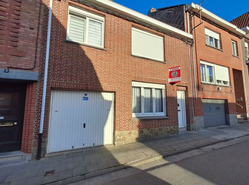 Au rez-de-chaussée : Hall d'entrée, séjour lumineux avec cheminée, cuisine semi équipée, salle de bain avec douche, meuble lavabo et Wc. Garage<br />