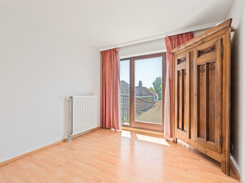 Te koop: te renoveren appartement in het centrum van Sint-Idesbald, op de Koninklijke Baan, nabij zee, duinen en openbaar vervoer. Dit éénslaapkamerap