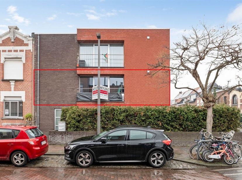 Instapklaar appartement (65 m²) met 1 slaapkamer en terras<br />
Ligging:<br />
Dit appartement is gelegen in de Dichtersstraat in Wilrijk, een rustig
