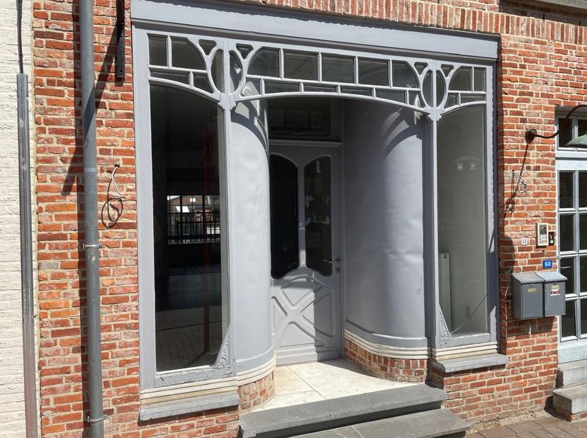 Op slechts 200 meter van de Markt van Lanaken vindt u dit unieke handelspand waar authentieke charme en commerciële mogelijkheden samenkomen.<br />
<b