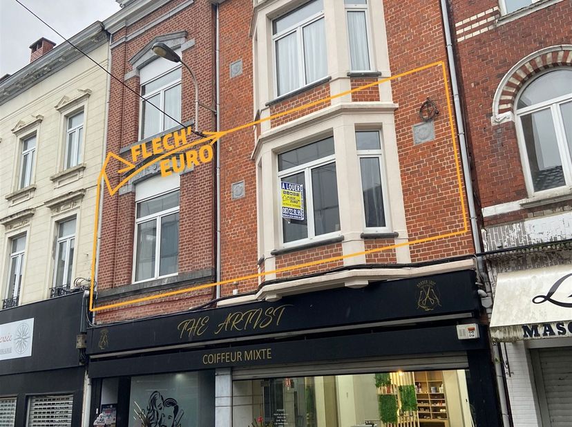 Appartement situé au 1er étage d'un immeuble, dans le centre ville de Verviers. Proche de toutes commodités. Il se compose d'une cuisine semi-équipée