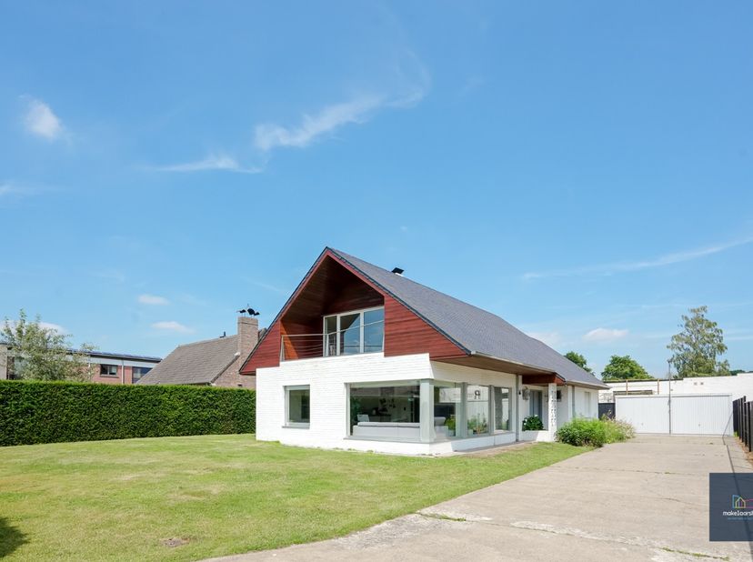 Deze praktische bungalow (met ingerichte zolder) in Berlare gelegen op een perceel van 858m² is een ideale woning voor wie op zoek is naar ruimte, com