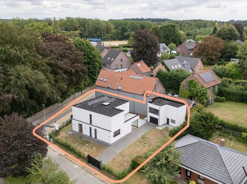 In de Bierbeekstraat in Korbeek-Lo bevindt zich deze volledig vernieuwde en uitzonderlijk energiezuinige woning. De oorspronkelijke woning uit de jare
