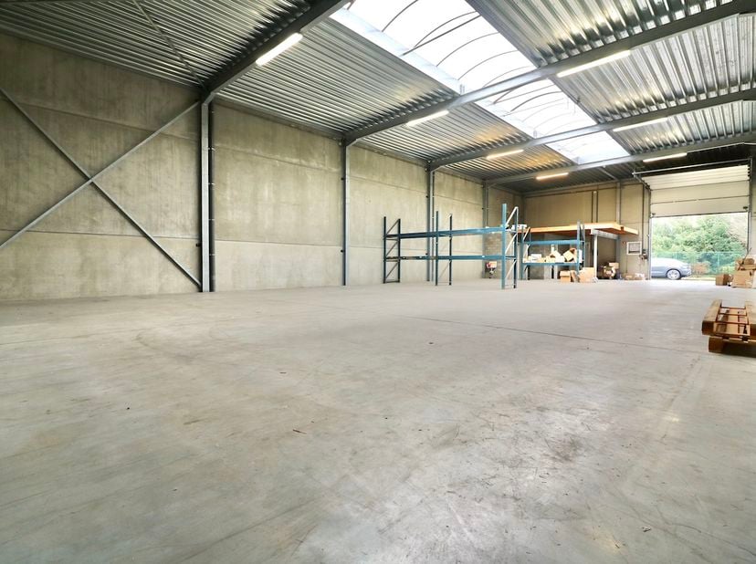 Op zoek naar een efficiënte en strategisch gelegen magazijnruimte, ideaal gesitueerd op een goed uitgerust industrieterrein? Dit degelijke gebouw bied