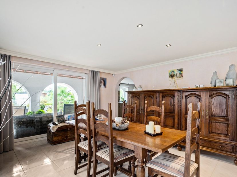 Deze karaktervolle Spaanse villa is gelegen in de Bovenstraat te Lummen, op een gunstige locatie waar rust en bereikbaarheid samenkomen. Het centrum v