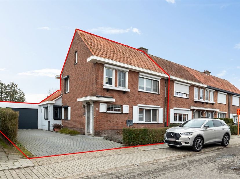 Gerenoveerde halfopen bebouwing centrum Geel.<br />
Deze gerenoveerde woning geniet van een moderne en volledig uitgeruste keuken (2017).  Deze is voo