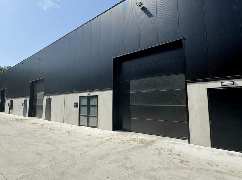 280m² nieuwbouw opslagruimte<br />
Ligging:  midden in de driehoek Gent-Brussel-Antwerpen. Er is een bushalte op wandelafstand<br />
Specificaties: au