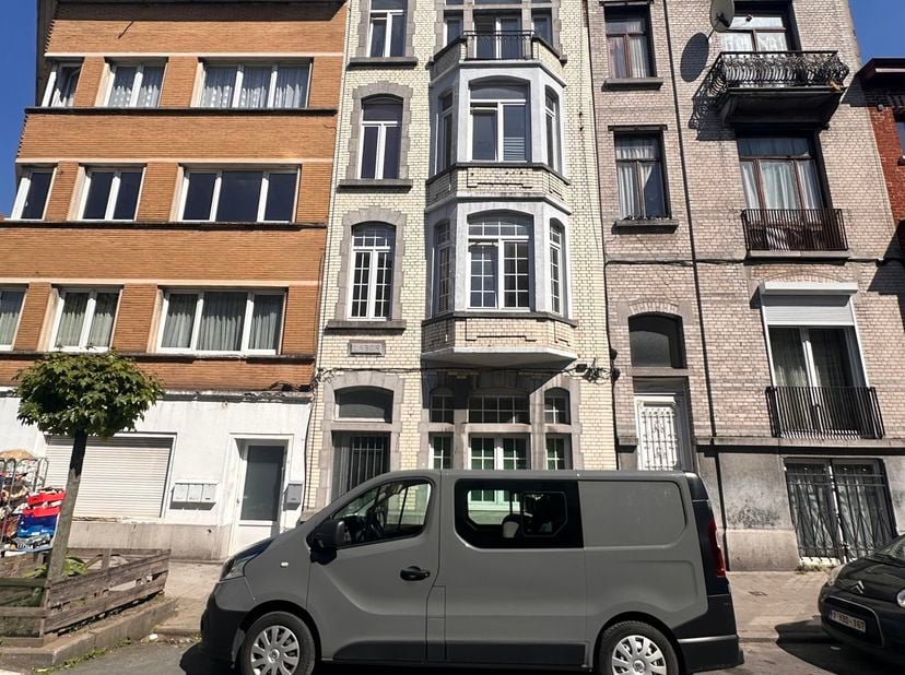 Magnifique appartement lumineux 1 ch + bureau à vendre – Casco d’architecte avec gros œuvre déjà rénové<br />
Situé dans une petite copropriété, cet a