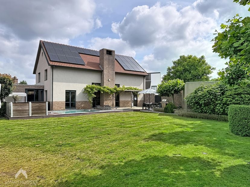 Instapklare villa op 1268m² in een rustige doodlopende straat nabij het centrum. De woning beschikt over een ruime inkomhal met vestiaire en gastentoi