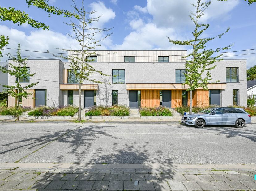 Ontdek de ultieme combinatie van comfort en duurzaamheid met deze energieneutrale gezinswoning gelegen in de Spoorweglaan te Waregem. Deze woning, met