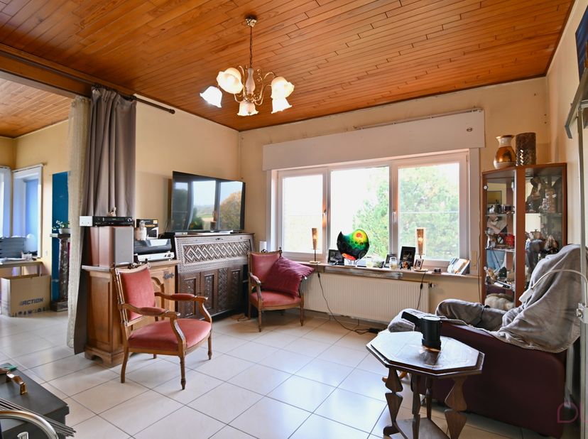 Deze charmante gelijkvloerse woning is rustig gelegen op een perceel van 8a19ca in het landelijke Borgloon, midden in de prachtige Haspengouwse velden