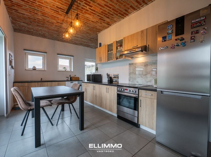 Zeer gezellige en sfeervolle woning met 3 slaapkamers gelegen in het heerlijk rustige Genoelselderen. Deze gezinswoning is 205m2 groot, combineert rui