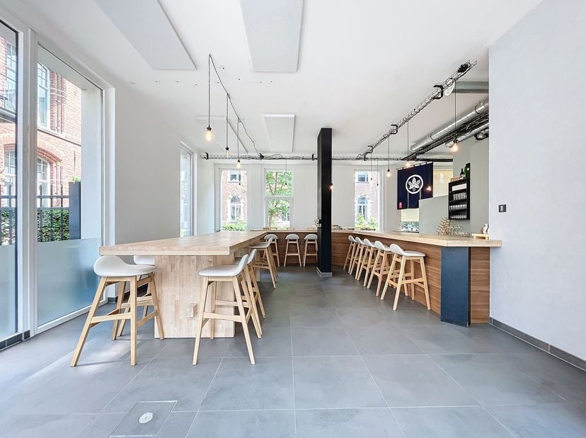BEZOEK ENKEL AANVRAGEN VIA IMMODAVINCI.BE<br />
Ligging:<br />
Deze prachtige horeca ruimte is gelegen aan de Oude Houtlei in Gent, een uitstekende lo