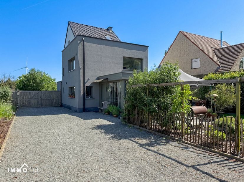 Deze volledig gerenoveerde en instapklare woning in Haaltert combineert ruimte, comfort en een prachtige buitenomgeving. <br />
Via de inkomhal komt u