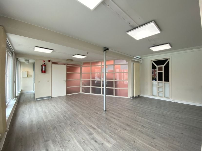 Vous êtes à la recherche d'un espace de bureau polyvalent et prêt à être emménagé ? La propriété offre trois pièces séparées, idéales pour différentes