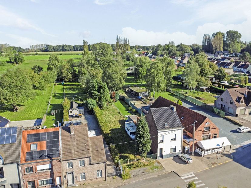 Vous souhaitez construire dans un environnement calme et verdoyant à Teralfene? Ce terrain de 9a 90ca permet la construction d’une habitation semi-mit