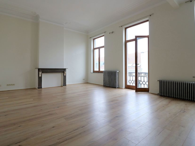 Het bestaat uit:<br />
- een grote, lichte woonkamer van 32m&amp;sup2; die uitgeeft op een superuitgeruste open keuken van 6m&amp;sup2;, <br />
- een slaapkam