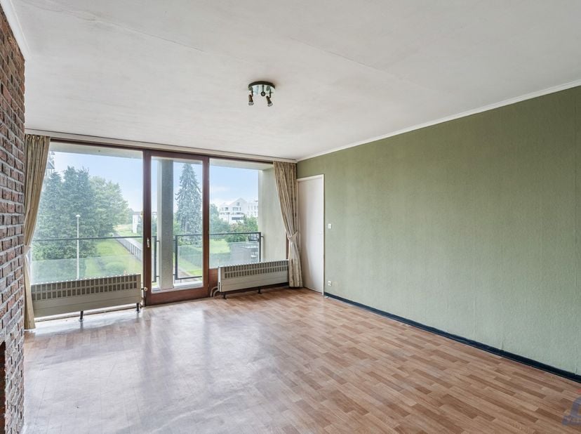 In de Festraetsstraat bevindt zich dit appartement op de tweede verdieping van een residentieel gebouw met lift. De ligging combineert een rustige woo