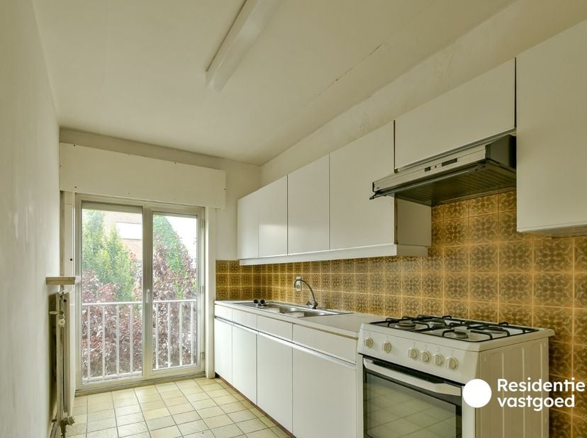 Welkom in de Karel de Goedelaan 19, waar dit aangename appartement geniet van een centrale ligging in het hart van Torhout. In de nabije omgeving vind